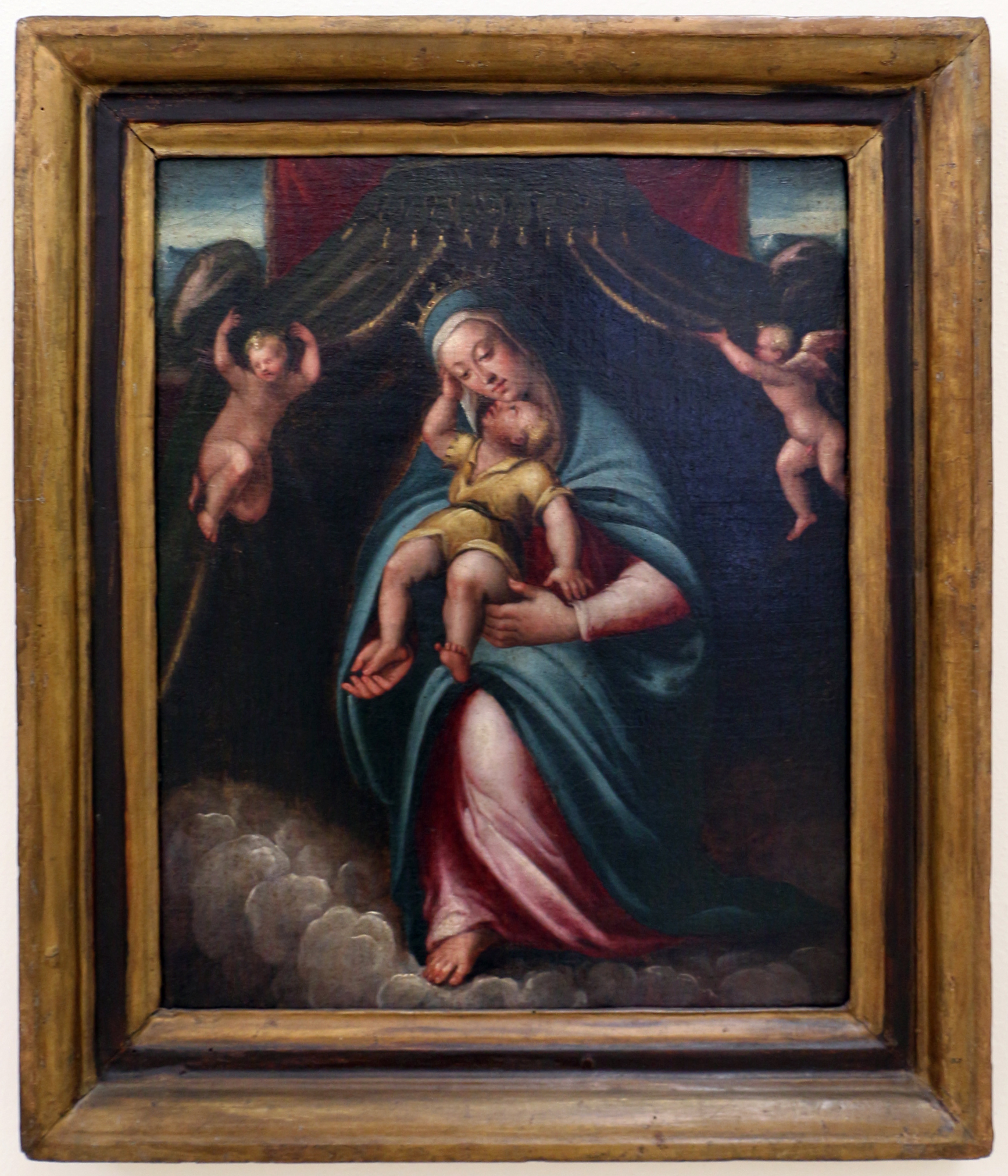 madonna col bambino sotto un baldacchino retto da due angeli